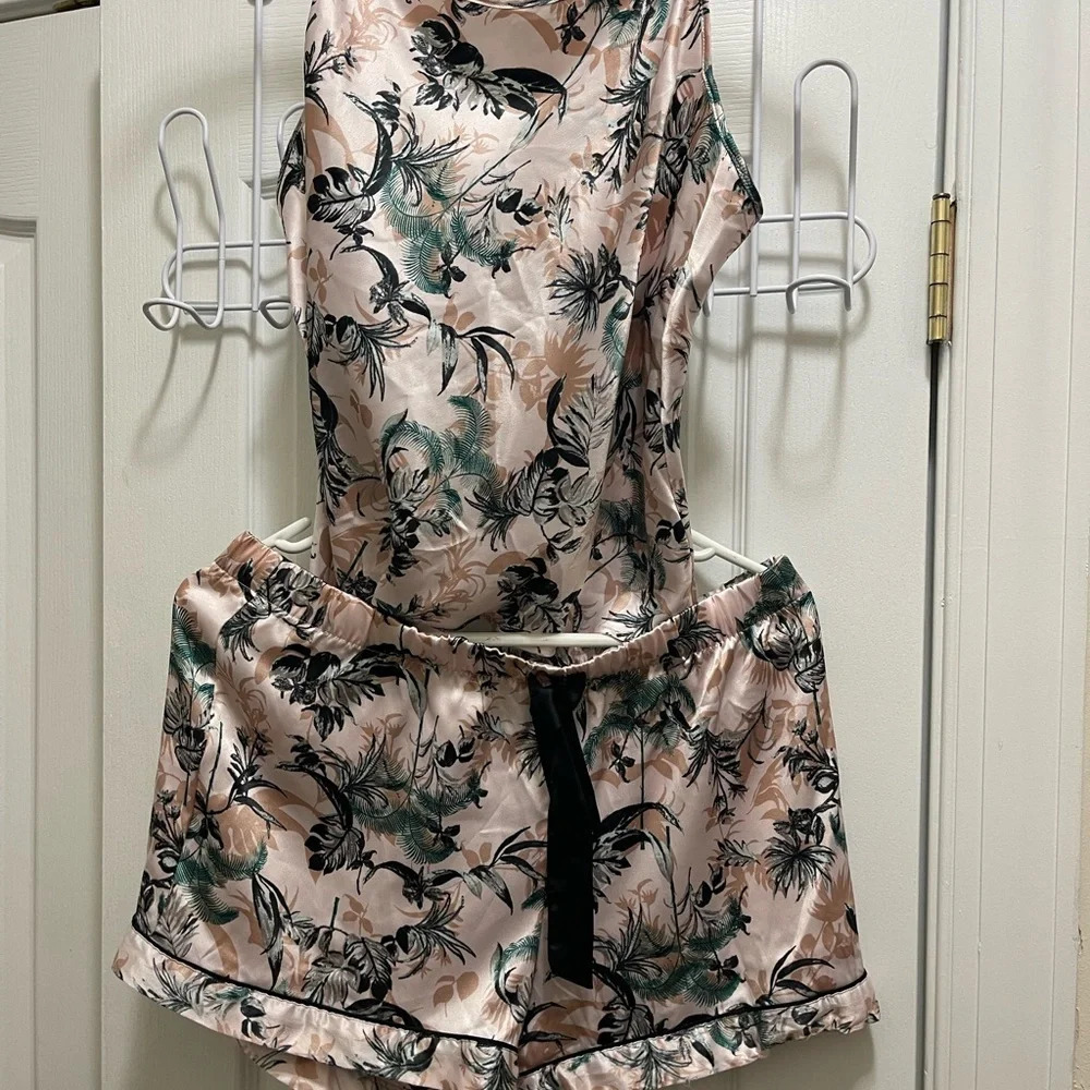 Victoria’s Secret cozy Silky feeling pajamas, shorts and tops new condition - Picture 3 of 8